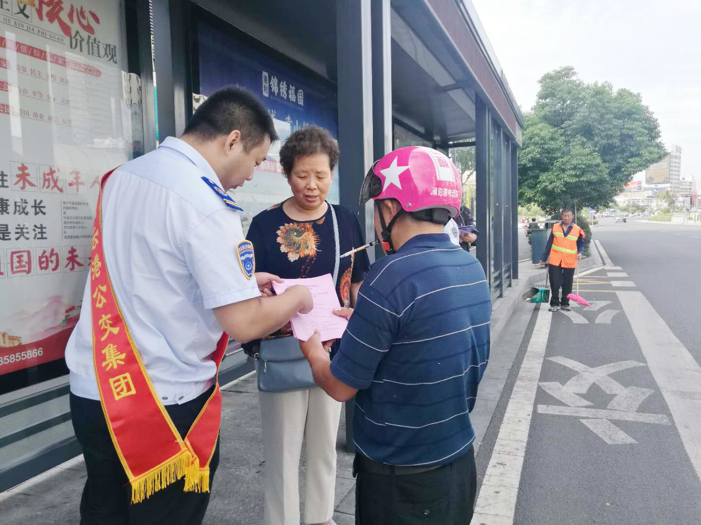 公交集團開展關愛殘疾人無障礙乘車暨公交站點在排隊文明出行活動