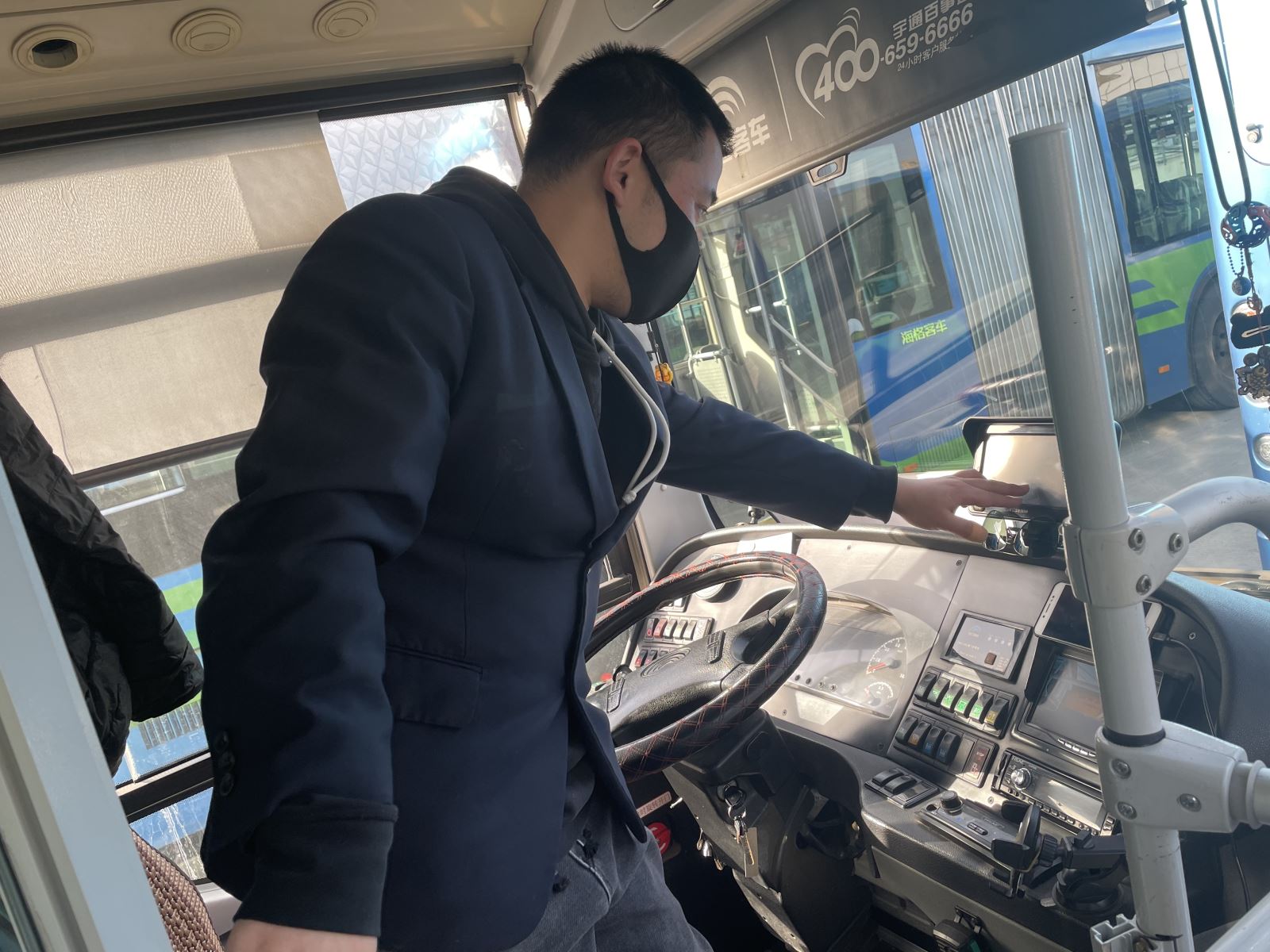 公交集團快速公交事業(yè)部開展車輛視頻專項檢查工作