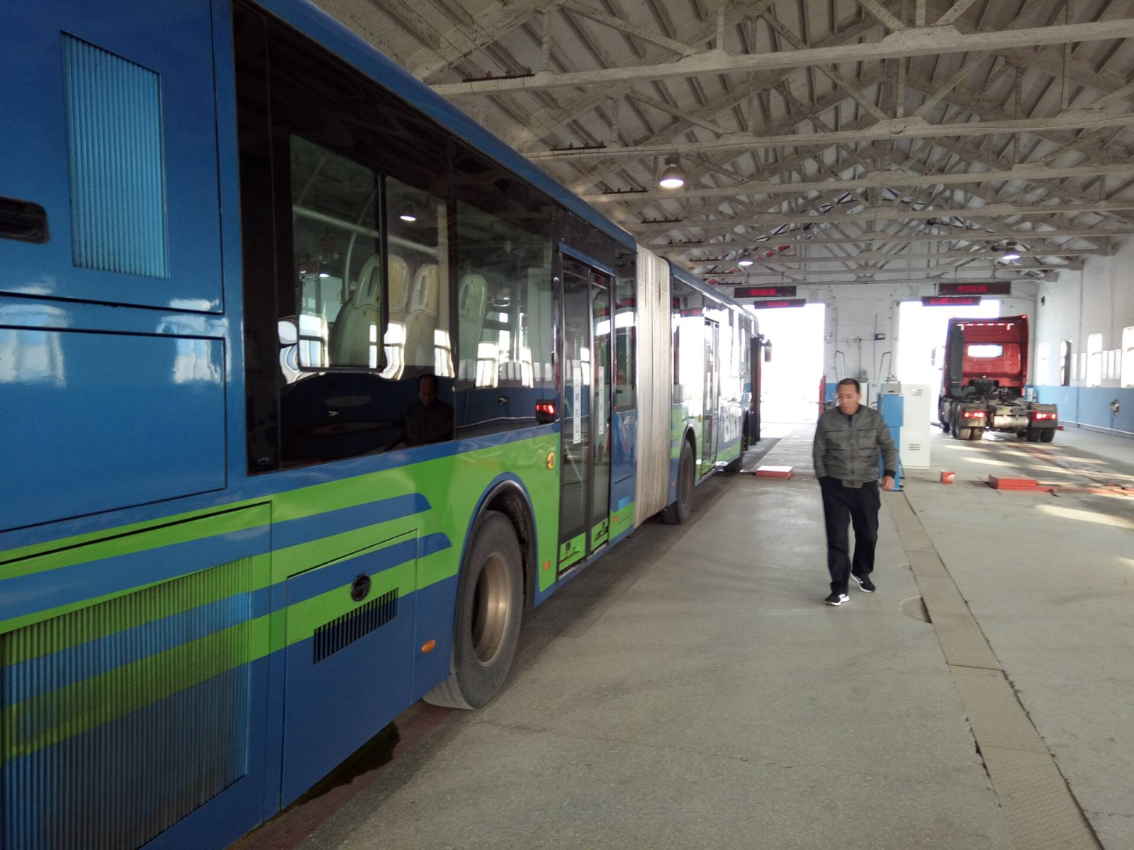 公交集團快速公司做好車輛“一年兩檢”工作