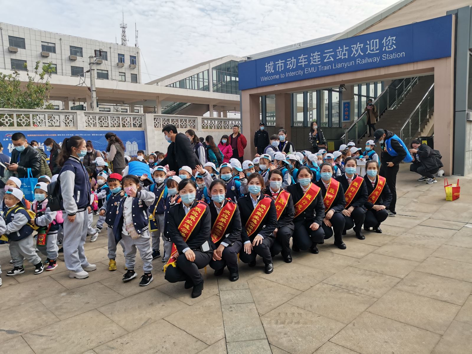 秋高氣爽，一群小乘客“蒞臨”城市動(dòng)車(chē)