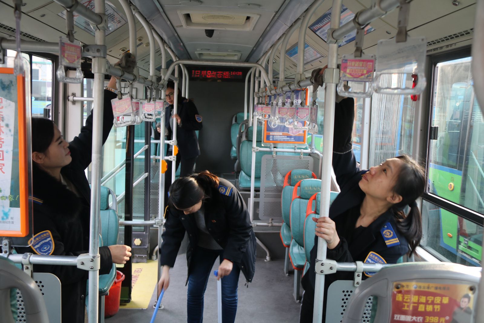 公交快速公司開展婦女節“一趟一掃一抹”活動