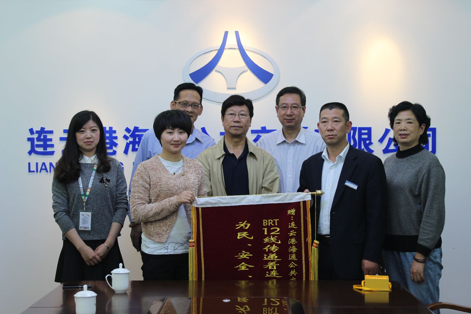 B12線優(yōu)質(zhì)服務(wù)促發(fā)展 華東城喜送錦旗表謝意