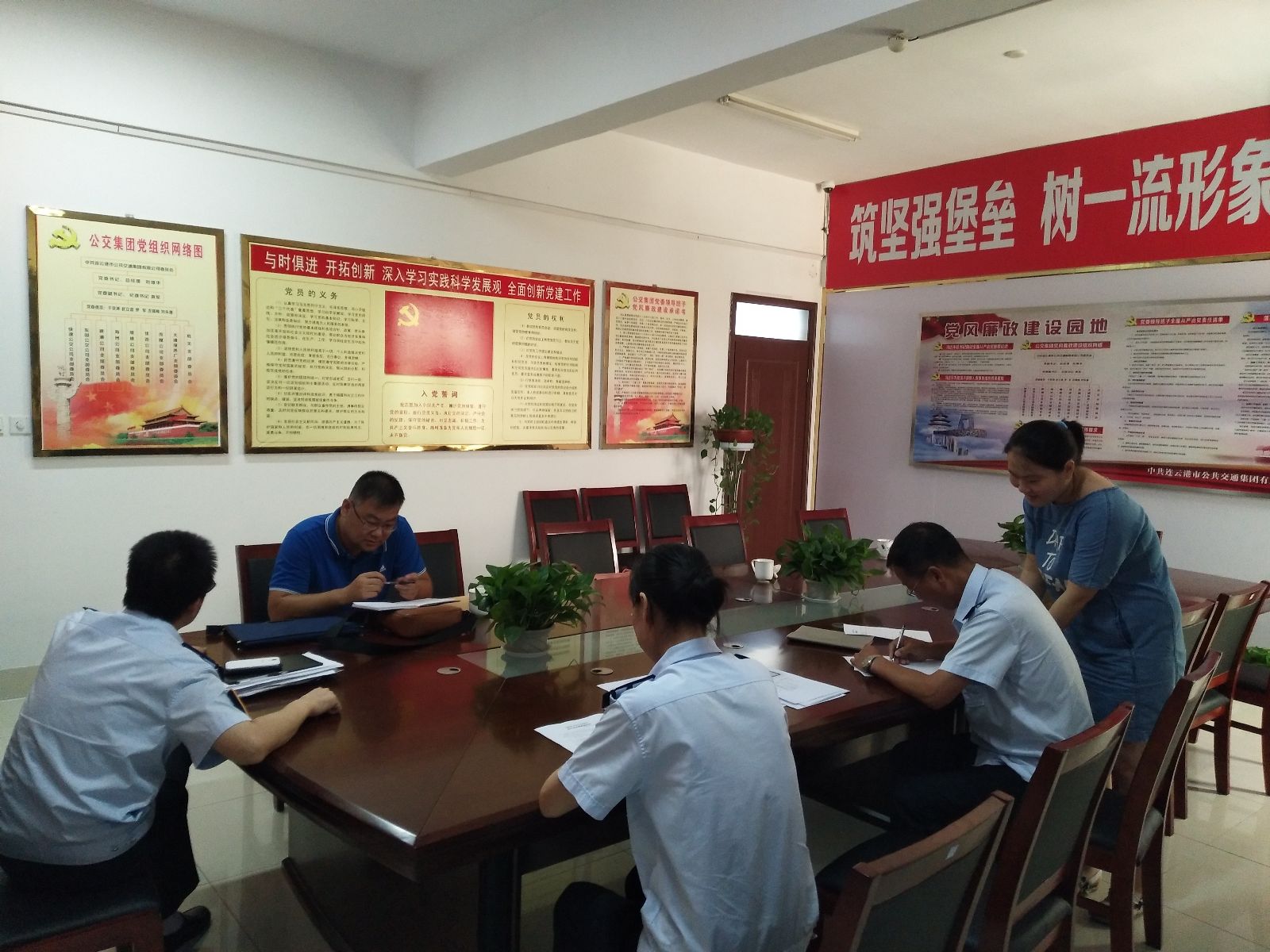 國家統(tǒng)計局連云港調(diào)查隊對公交集團進行統(tǒng)計執(zhí)法檢查