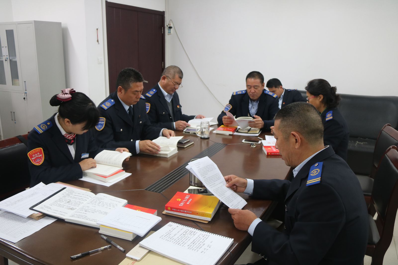 公交集團快速公司向全體黨員發(fā)放黨的十九大學習書籍