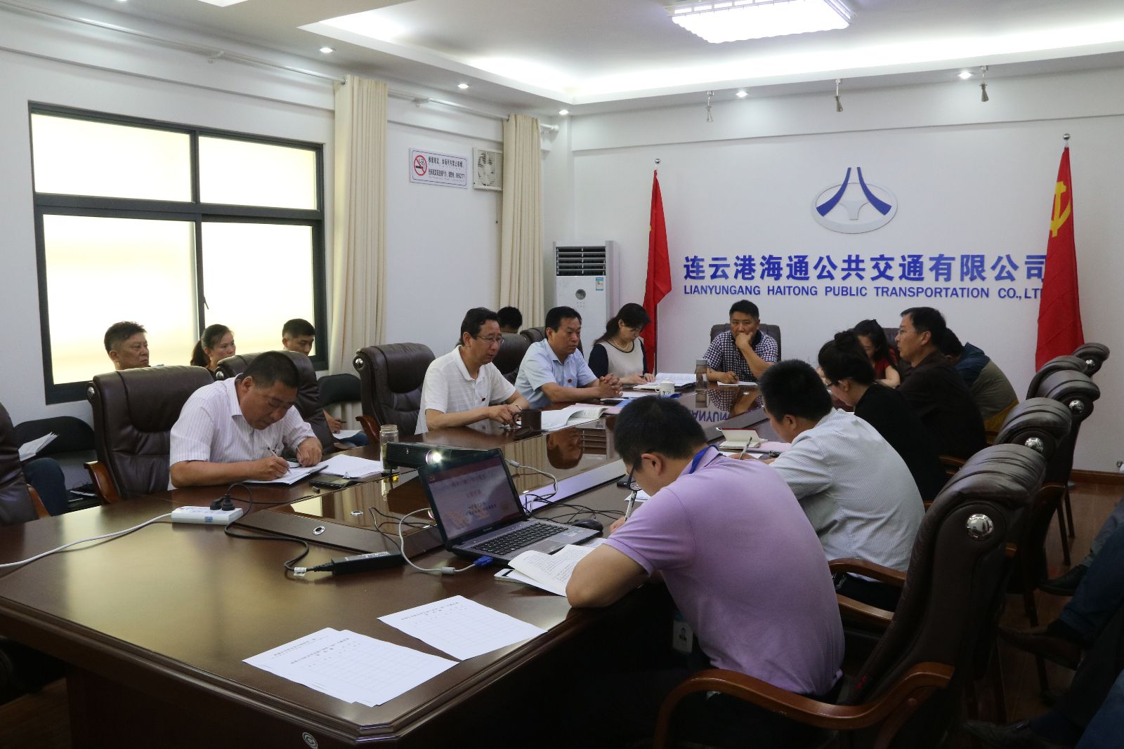 海通公交公司機(jī)關(guān)黨支部開展黨課教育