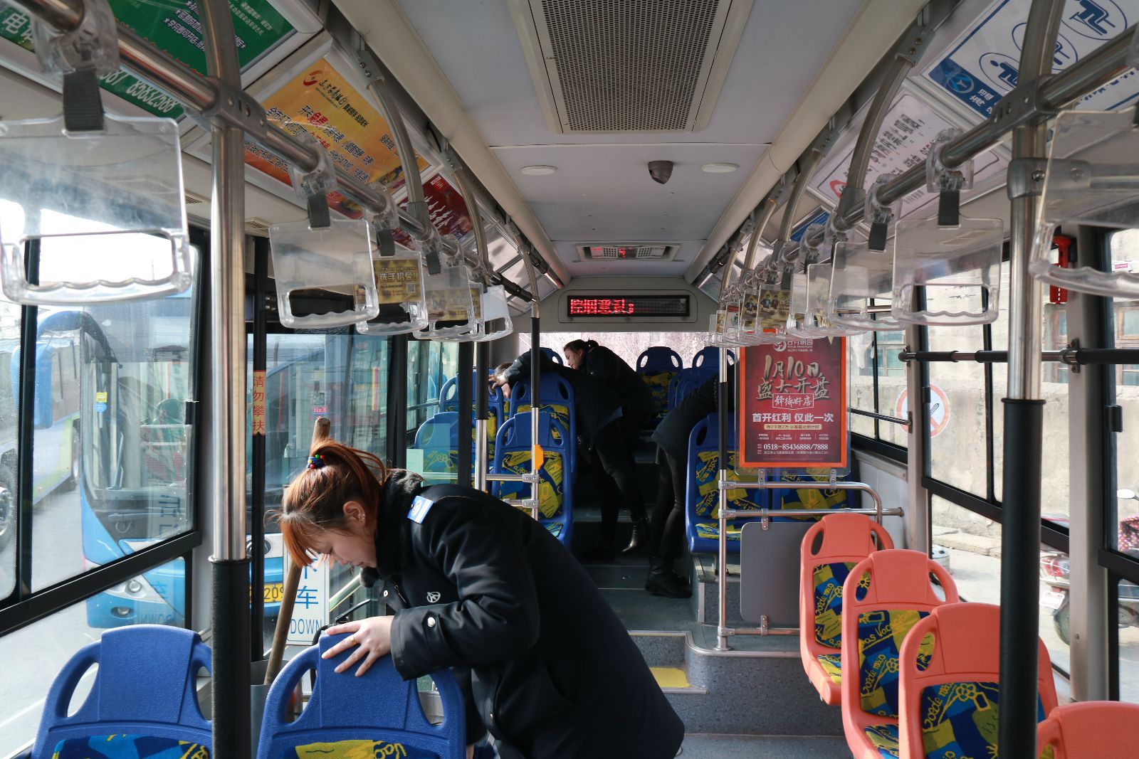 公交海州公司開展慶“三八婦女節”義務清理車廂衛生活動