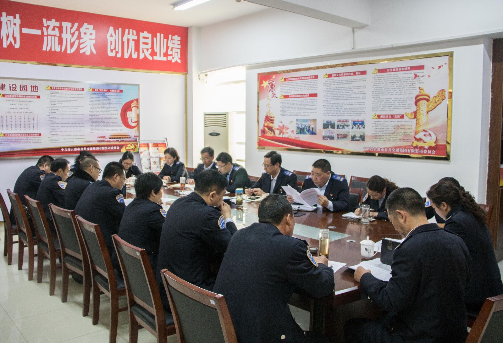公交集團(tuán)召開(kāi)清明小長(zhǎng)假運(yùn)輸保障會(huì)議