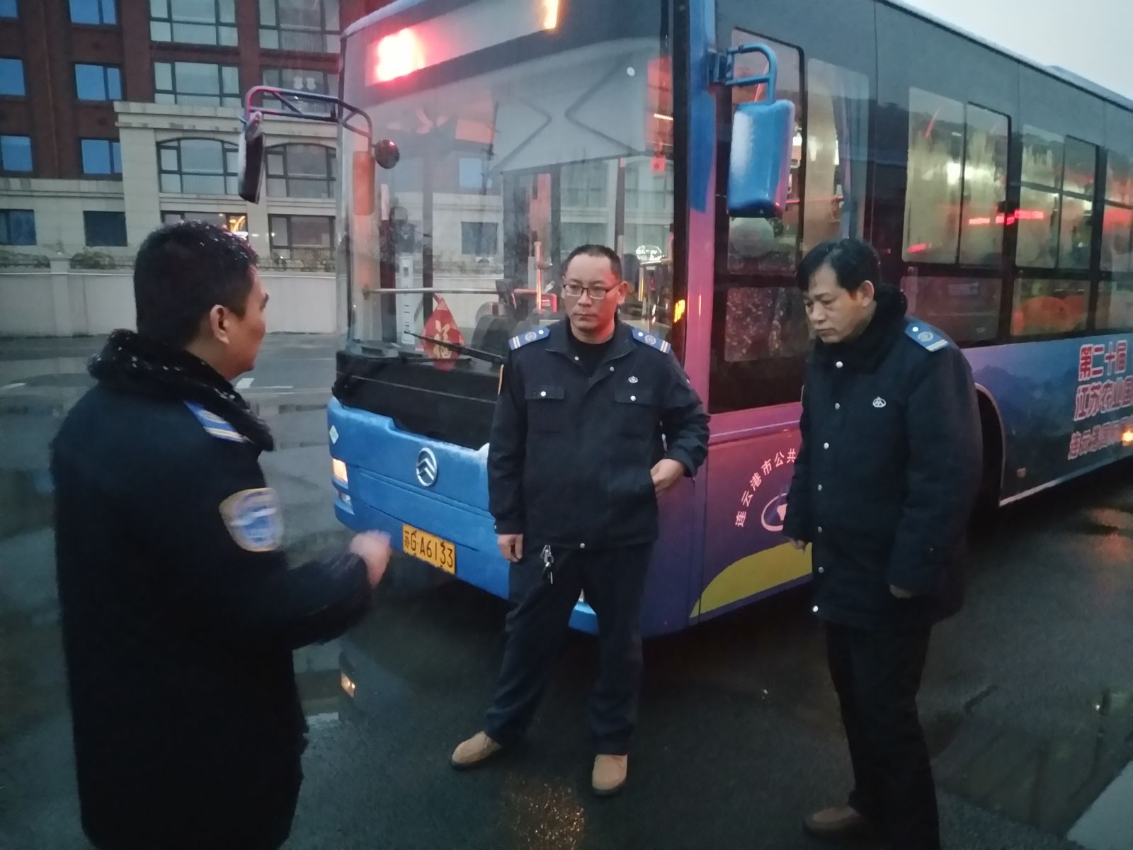 公交集團公交事業二部積極應對低溫雨雪惡劣天氣