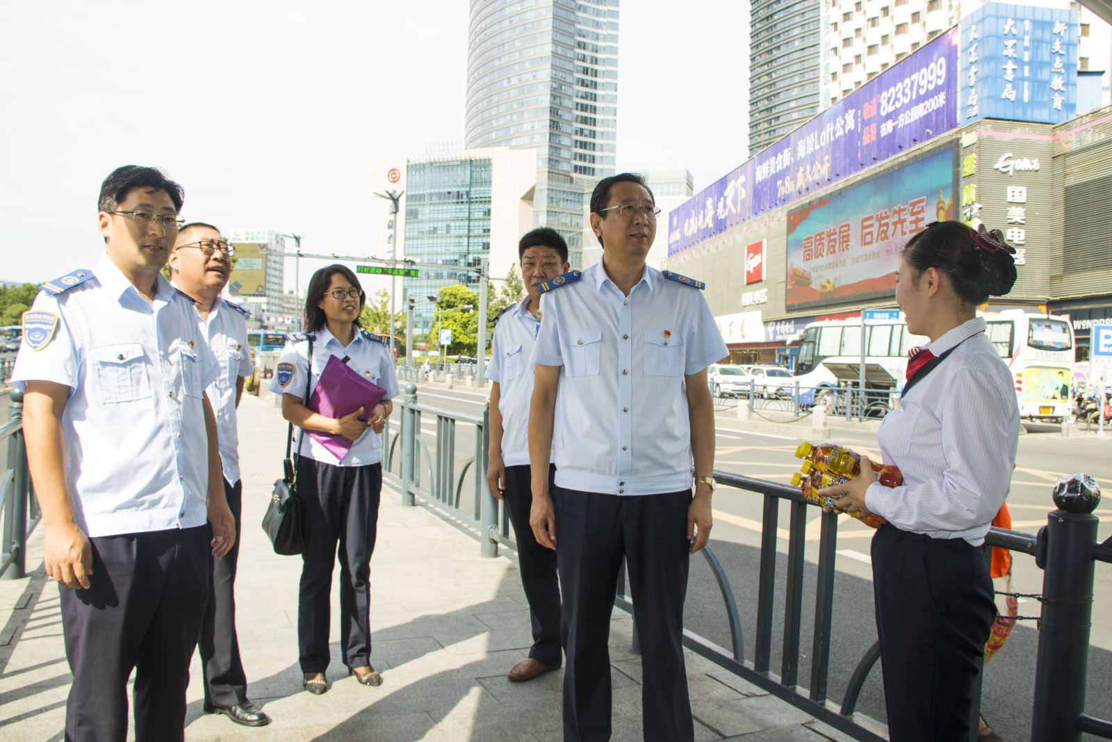 炎炎夏日“送清涼” 濃濃關愛暖人心