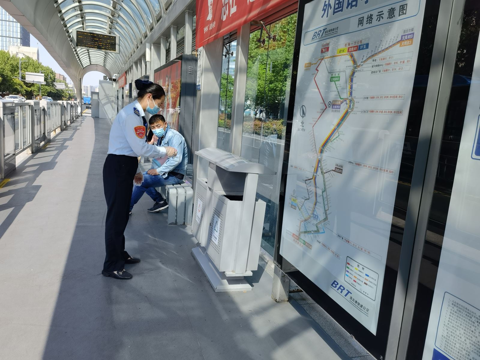 快速公交事業(yè)部站務(wù)員王慧、田玲幫助乘客找到丟失的物品獲感謝