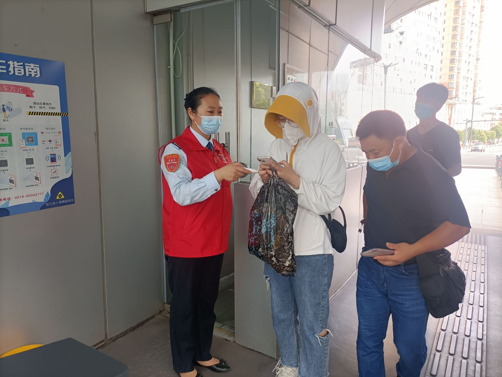 快速公交事業(yè)部站務(wù)員接力幫助乘客找回失物