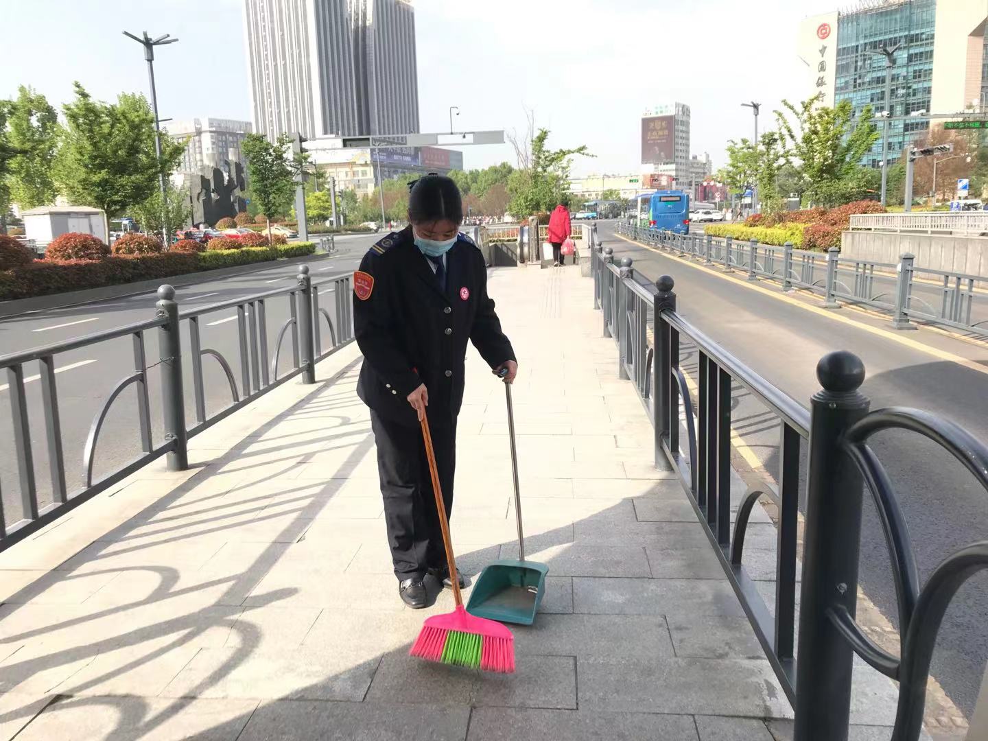 快速公交事業(yè)部站務(wù)員霍娟幫助乘客找回丟失的手機(jī)獲感謝